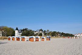 wit-blauw-bruine strandstoelen in Binz, Rügen van GH Foto & Artdesign