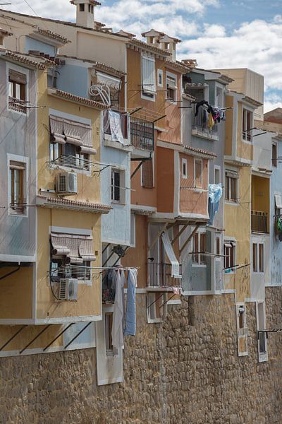 Häuser im Tal des Dorfes Joiosa in Alicante, Spanien von Joost Adriaanse
