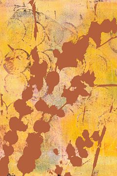 Abstract Botanisch Bohemen. Een modern-chique mix van eucalyptusbladeren in geel en bruin van Dina Dankers