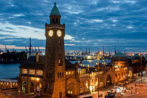 Hamburgse landingsbruggen op blauw uur