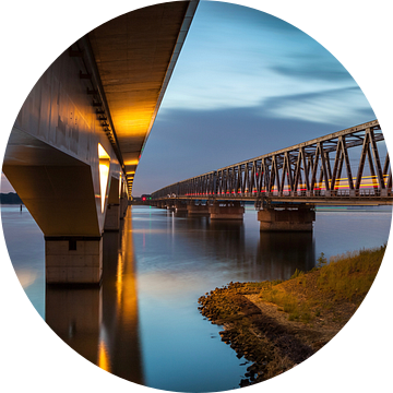 Moerdijkbruggen  / spoorbruggen met trein  van Eugene Winthagen