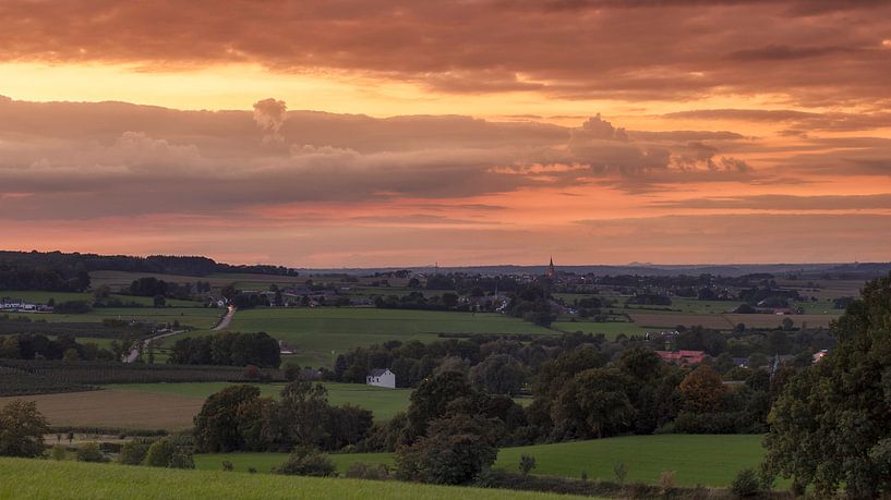 Zonsondergang bij Vijlen in Zuid-Limburg van John Kreukniet