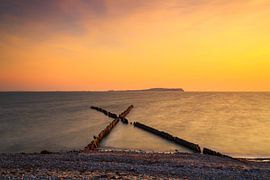 Buhnen au coucher du soleil sur la plage de Rügen sur Frank Herrmann
