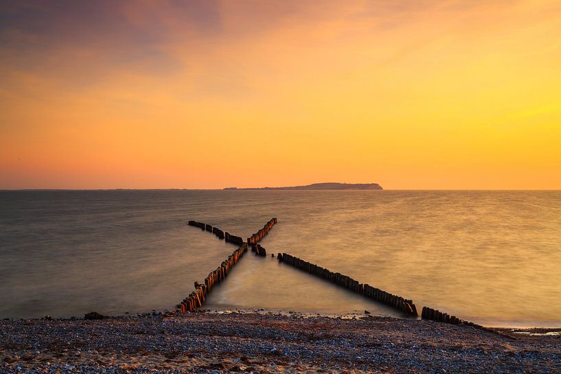 Buhnen im Sonnenuntergang am Strand von Rügen von Frank Herrmann