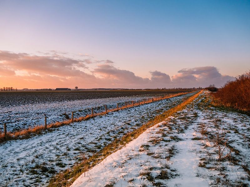Zonsondergang in de polders in Zeeland van Cynthia Bil