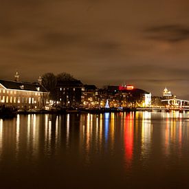 Vue de nuit sur la rivière Amstel sur Martin Admiraal