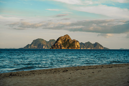 Une île dans les derniers rayons du soleil, Koh Ngai