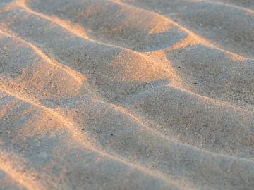 Structures de sable sur la plage sur Hillebrand Breuker
