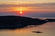 Zonsondergang in de stad Fjällbacka in Zweden van Rico Ködder thumbnail