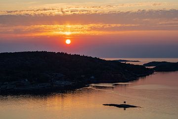 Zonsondergang in de stad Fjällbacka in Zweden van Rico Ködder