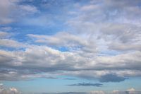 Lucht met wolken