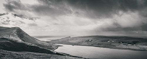 Verlaten eenzaamheid bij Neist Point. Isle of Skye in Groot-Brittannië. Panorama klif in de Schotse Hooglanden!