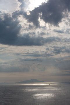 Zon schijnt door wolkendek boven de Vesuvius in Zuid-Italie. van Joost Adriaanse