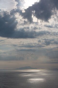 Zon schijnt door wolkendek boven de Vesuvius in Zuid-Italie.