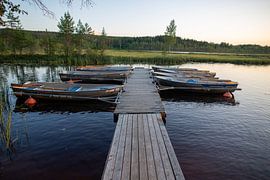 Bootjes aan de steiger van Kim Hoozemans