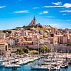 Voiliers dans le vieux port de Marseille avec vue sur la Basilique Notre dame de la garde sur Dieter Walther