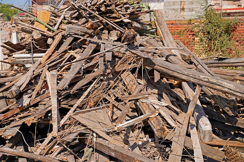 Holzbalken und Bretter auf der Baustelle nach dem Abriss eines Gebäudes von Babetts Bildergalerie