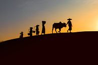 BAGHAN, le 12 décembre 2015 MYANMAR - Farmworkers dans la soirée pour le coucher de soleil sur le ch par Wout Kok Aperçu