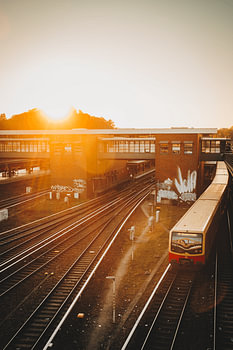 Berlijn-S-Bahn-trein-zonsondergang