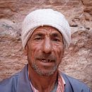 Bedoeïne straatveger in Petra, Jordanië. van Wim van Gerven thumbnail