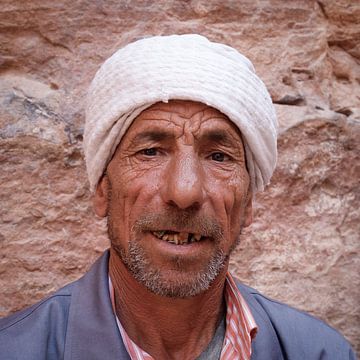 Bedoeïne straatveger in Petra, Jordanië. van Wim van Gerven