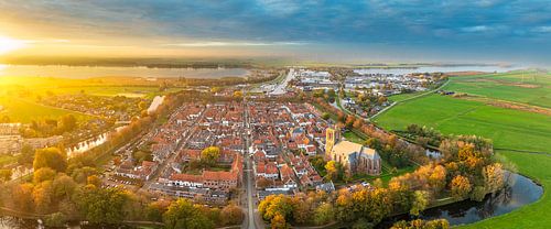 Elburg oude ommuurde stad tijdens de herfst gezien van bovenaf