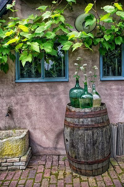 Stilleben mit Vasen auf einer Regentonne. von Tilly Meijer