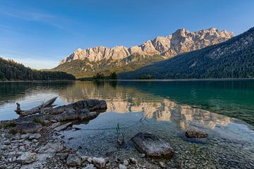 Eibsee and Zugspitze massif van Uwe Ulrich Grün