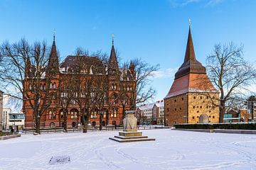 Blick auf das Ständehaus und das Steintor im Winter in der Hans