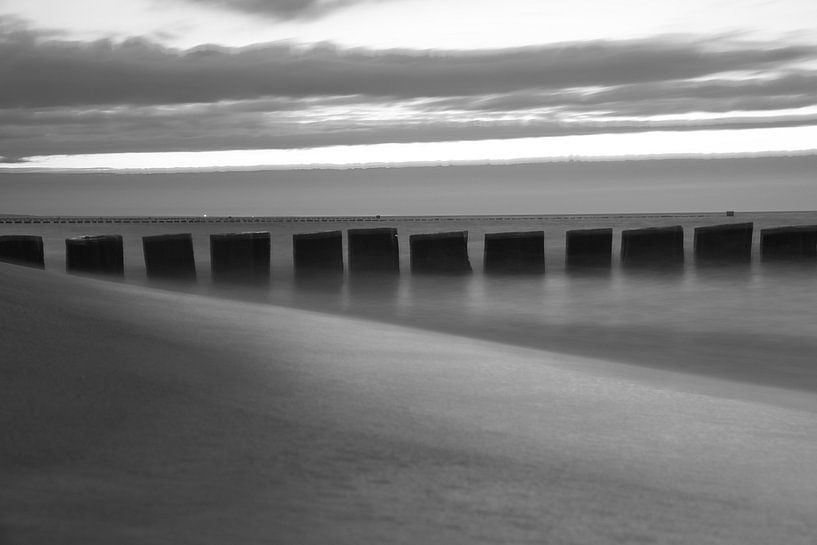 Buhne in Zingst an der Ostsee. Buhnen reichen ins Meer. Landschaftsaufnahme von Martin Köbsch