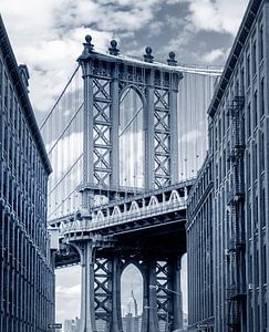 Manhattan Bridge gezien vanaf Brooklyn Backstreet van Ruurd Dankloff