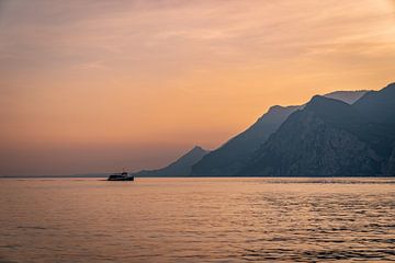 Sonnenuntergang über dem Gardasee in Italien