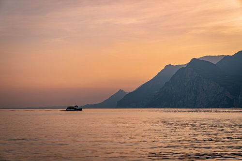 Coucher de soleil sur le lac de Garde en Italie
