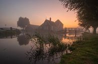 Zaanse Schans in de mist van Dirk Sander thumbnail