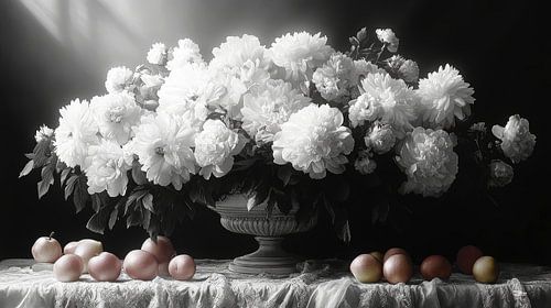 zwart wit stilleven van bloemen en fruit in een extreem dramatisch licht