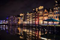 Amsterdam bei Nacht - Spiegelnde Grachtenhäuser am Damrak