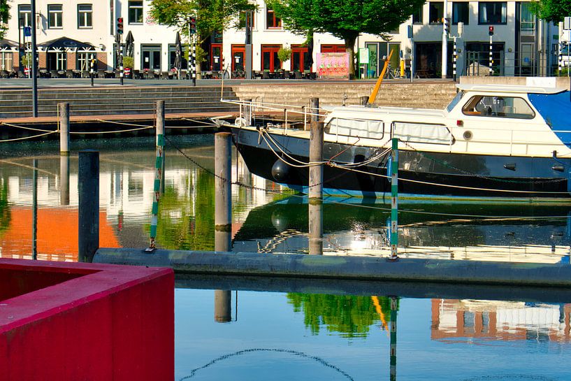 Couleur dans le port du Zuid-Willemsvaart à Weert par Jolanda de Jong-Jansen