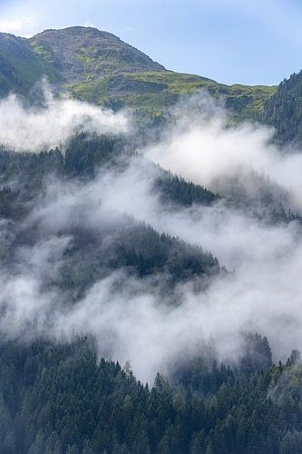 Mistige Magie: Berglandschap in Oostenrijk