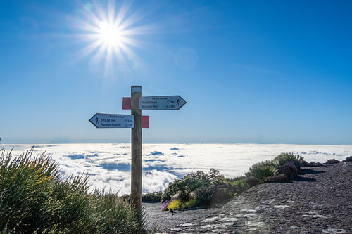 Wegweiser über den Wolken auf dem Roque de los Muchachos
