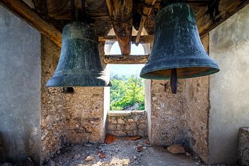 Glocken in einer verlassenen Kirche