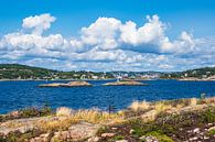 Uitzicht op de stad Arendal in Noorwegen vanaf het eiland Merdø van Rico Ködder thumbnail