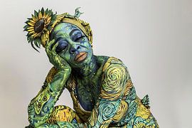 Frau mit Sonnenblumen