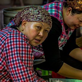 Vrouwen in het Moslim Kwartier in Xi'An van Cecile van Essen