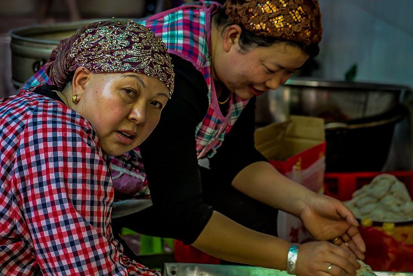 Vrouwen in het Moslim Kwartier in Xi'An van Cecile van Essen