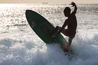 Surfer bij Dreamland Beach Bali van Willem Vernes thumbnail