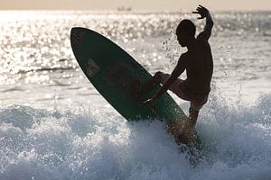 Surfer bij Dreamland Beach Bali sur Willem Vernes