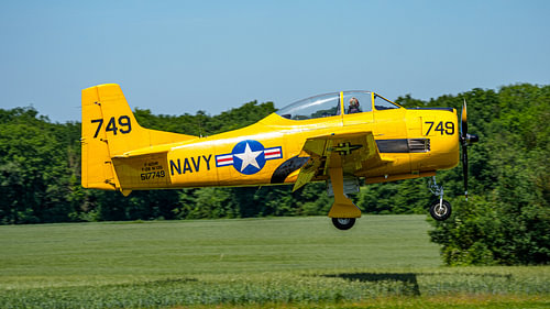 Landende North American T-28S Fennec.