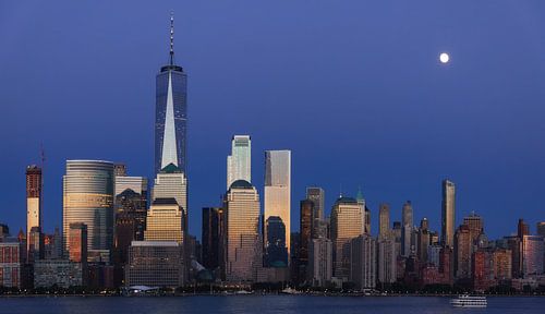 La pleine lune se lève sur Lower Manhattan à l'heure bleue
