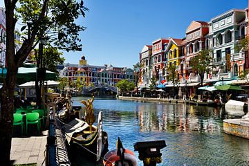 Canal coloré et architecture à Grand World sur Frank Photos