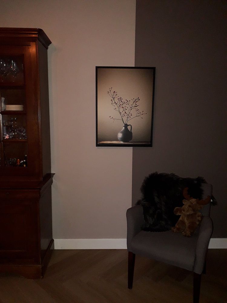 Blaue Vase mit Beeren  von Karin Bazuin 